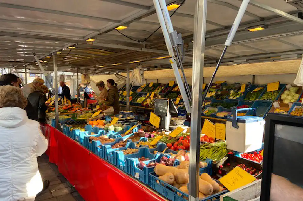 Weekmarkt Loosduinen interieur Weekmarkt Loosduinen interieur